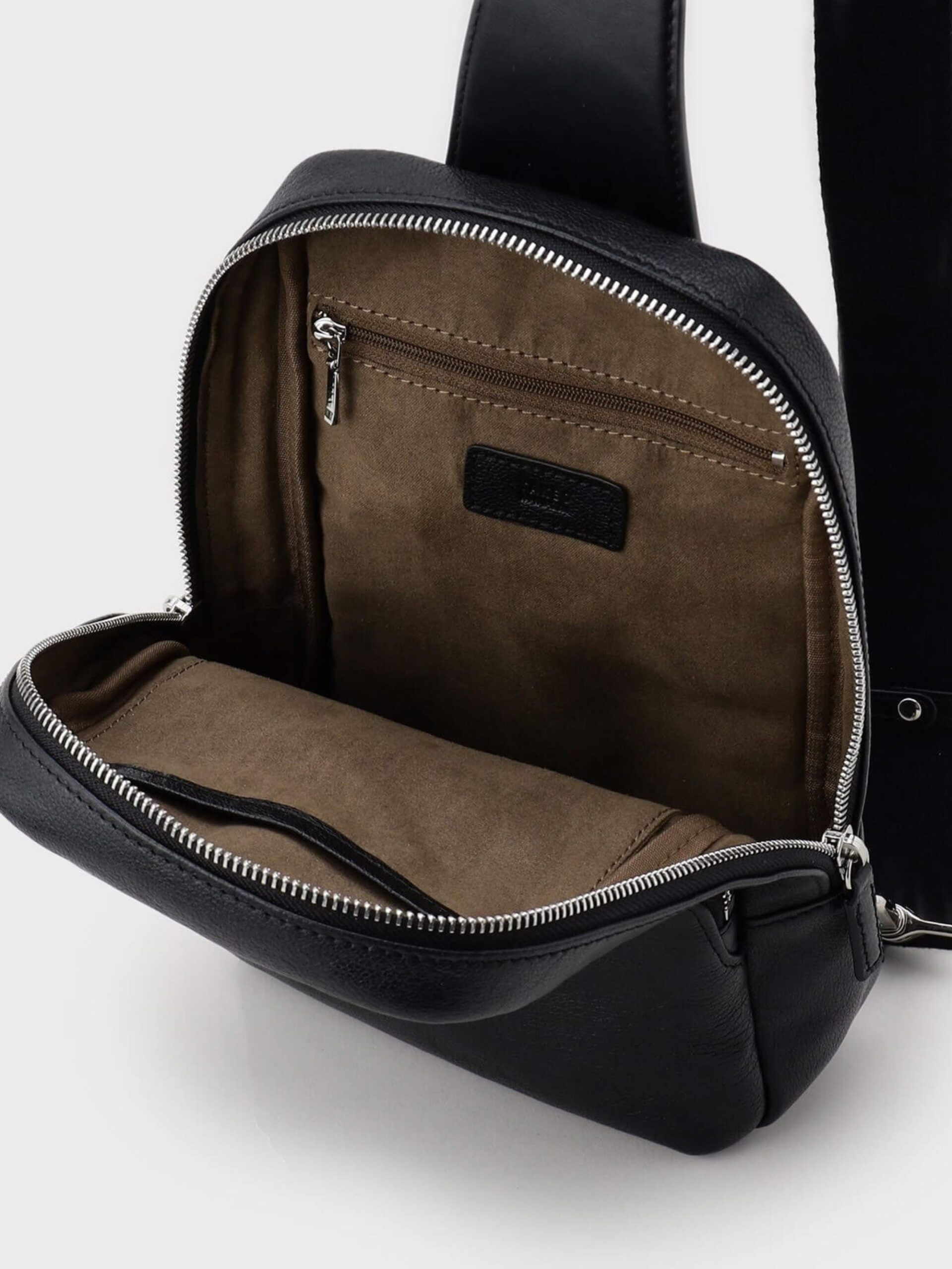 BLACK SOFT SHRINK LEATHER BODY BAG (G8701074) (3)