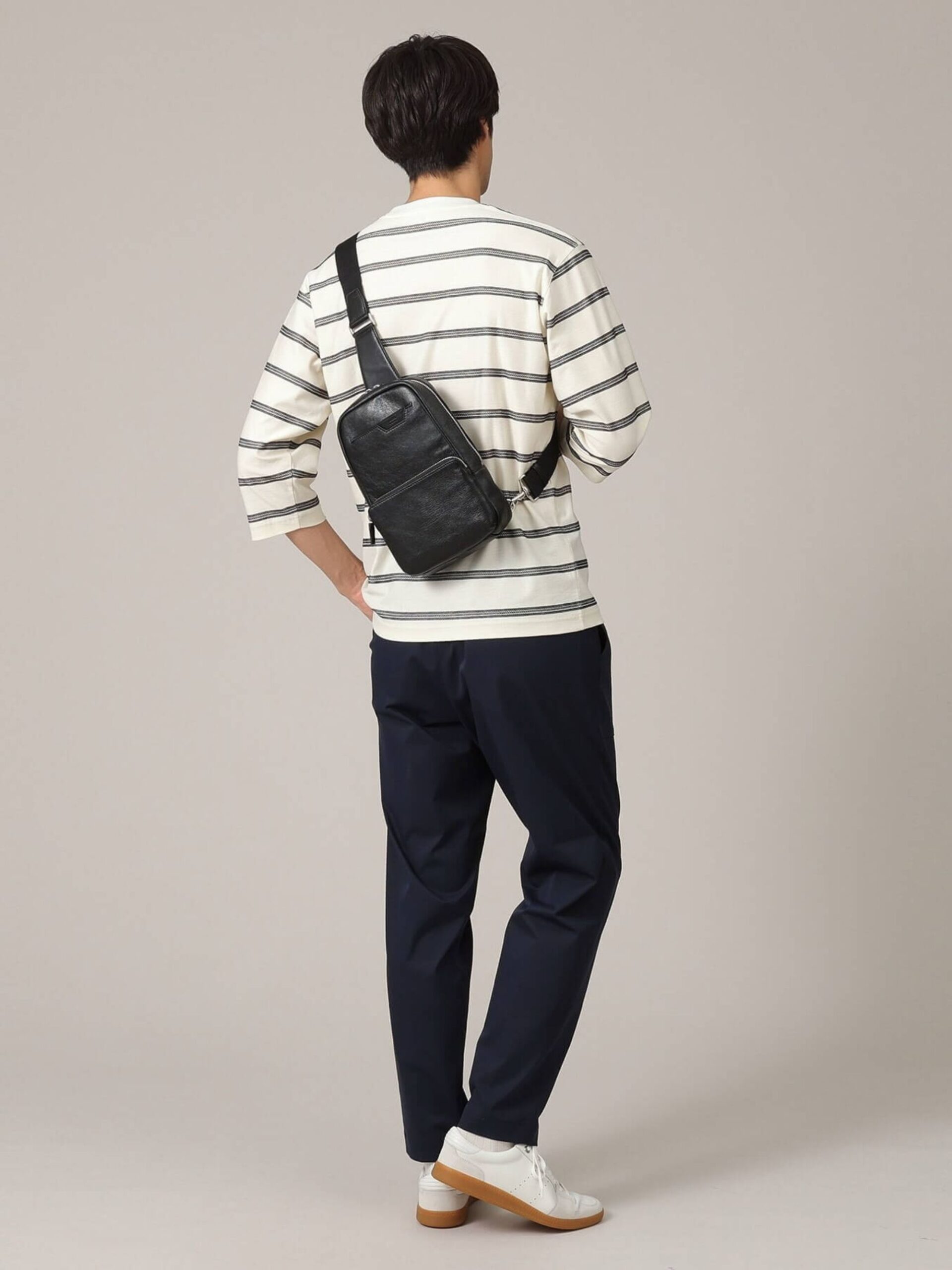 BLACK SOFT SHRINK LEATHER BODY BAG (G8701074) (4)