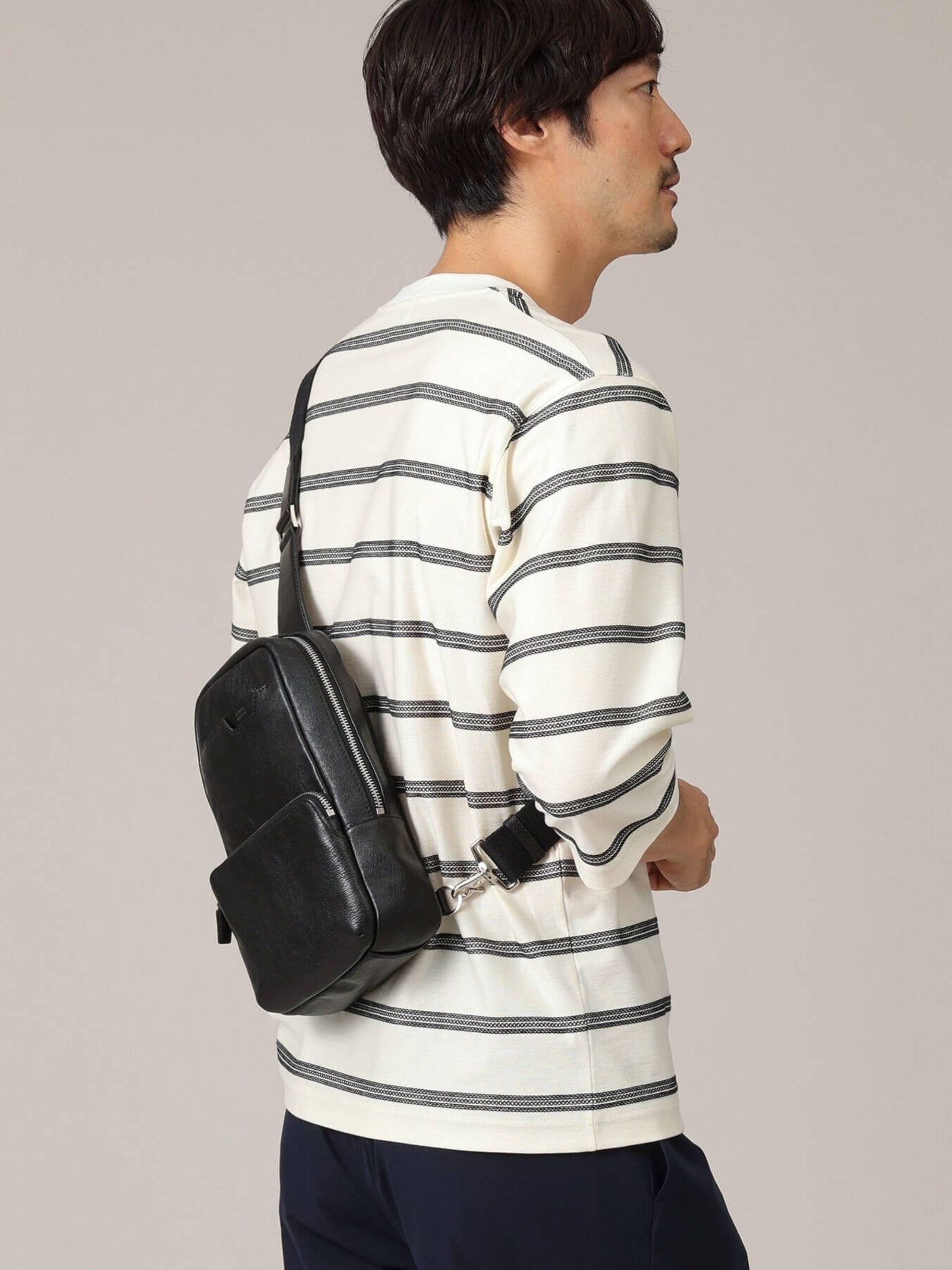 BLACK SOFT SHRINK LEATHER BODY BAG (G8701074) (5)